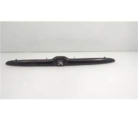 Recambio de molduras traseras para peugeot 206 berlina 1.9 diesel (69 cv / 51 kw) (69 cv / 51 kw) referencia OEM IAM 9629038877 
