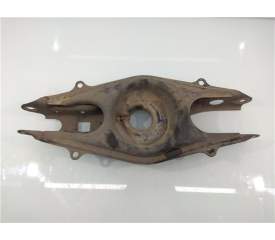 SOPORTE IZQUIERDO BARRA ESTABILIZADORA TRASERA 