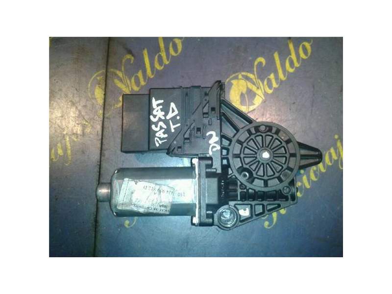 Recambio de motor elevalunas trasero derecho para volkswagen passat berlina (3b2)(1996) referencia OEM IAM 0130821696 BOSH 